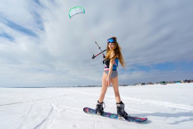 Kışın bir mayo içinde ince bir kız. Snowboard ve