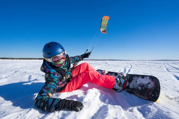 Der Sportler auf dem Snowboard fährt Drachen — Stockfoto
