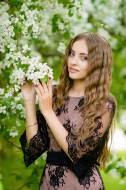 elma bahçesi kızbir dizüstü bilgisayarda oyun okuma çocuk