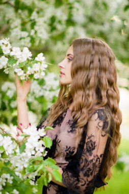 elma bahçesi kızbir dizüstü bilgisayarda oyun okuma çocuk