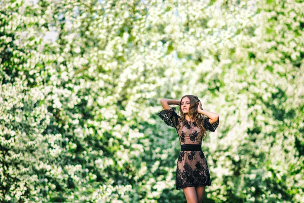 La fille dans le verger de pommes — Photo