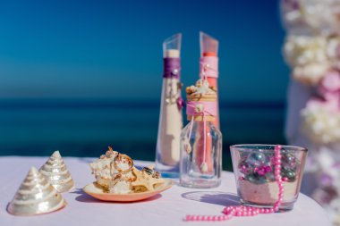 Arch and decorations for weddings on the ocean