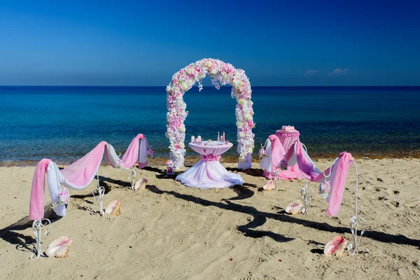 Arch and decorations for weddings on the ocean — Stock Fotó