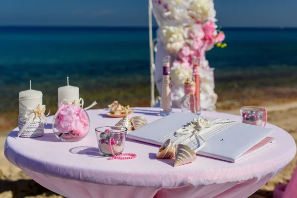 Arch and decorations for weddings on the ocean