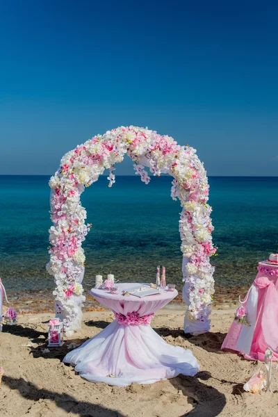 Арка і прикраси для весіль на океані — стокове фото