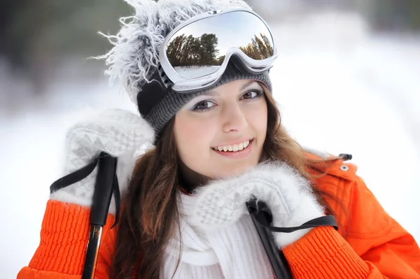 Fille en skieur en vêtements lumineux — Photo