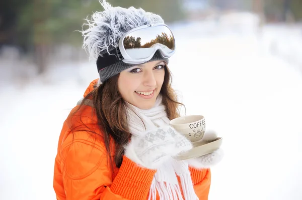 Mädchen im Skifahrer in heller Kleidung und Kaffee — Stockfoto