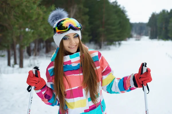 Une fille de ski en vêtements de sport lumineux — Photo