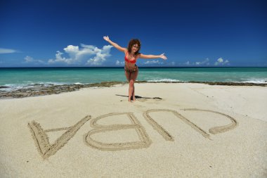 Kıvırcık kız sahilde