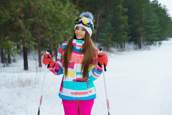 Une fille de ski en vêtements de sport lumineux — Photo