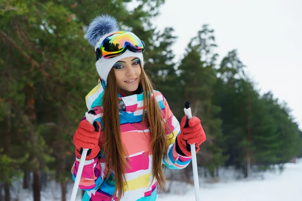 Une fille de ski en vêtements de sport lumineux — Photo