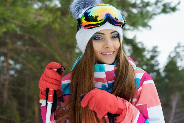 Une fille de ski en vêtements de sport lumineux — Photo