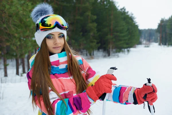 Лыжная девушка в яркой спортивной одежде — стоковое фото