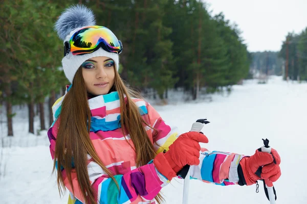 Uma garota de esqui em roupas esportivas brilhantes — Fotografia de Stock