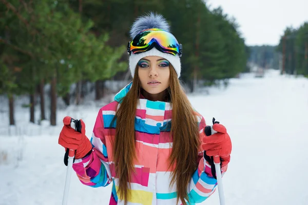 Uma garota de esqui em roupas esportivas brilhantes — Fotografia de Stock