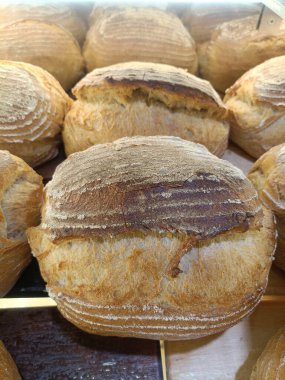 Huysuz zanaatkar ekmek somun ekmek fırını rustik altın sarısı yuvarlak bulvar taze pişmiş konfor