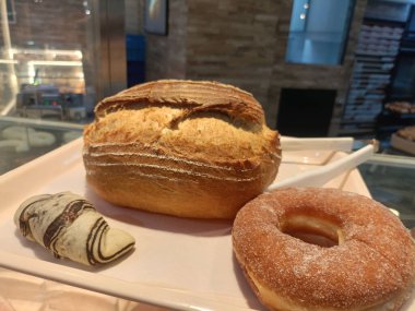 Kabuklu ekmek zanaatkar somun şekerli çörek mini pasta fırını taze pişmiş altın kabuk yumuşak kırıntı davetkar