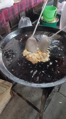 Balık tatlı su havuzu yüzeyi. Yeşil su yüzeyi sakin. Açık hava manzarası.