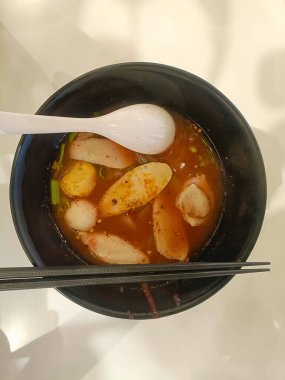 Baharatlı şehriyeli çorba kasesi balık köftesi sosis kaşığı Asya yemeği sıcak konfor yemeği