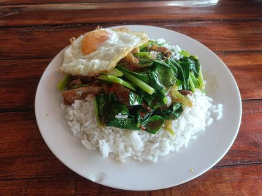 Kızarmış domuz yumurtası yasemin pilavı Tayland yemeği fesleğen yaprağı Asya mutfağı birlikte karıştırılmış lezzetli sokak yemeği