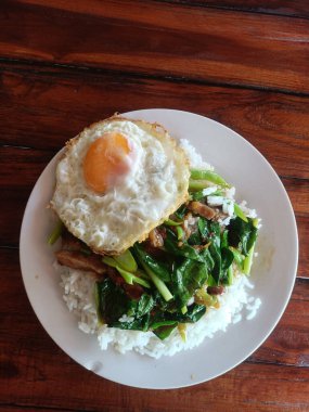 Kızarmış yumurta, domuz pirzolası, fesleğen, Tayland sokak yemeği.