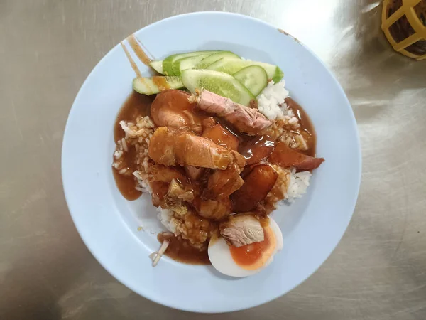 Baharatlı domuz pirinci, salatalık yumurtası, sokak yemeği.