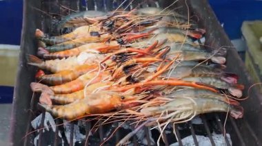 Izgara karides, mangal kömürü, sokak yemeği, taze karides, Asya mutfağı, ateş, kabuklu deniz hayvanı, sıcak barbekü.