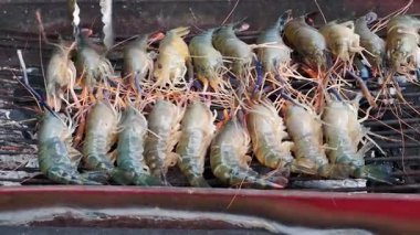 Izgara karides karides deniz ürünleri sokak yemeği kömür ızgarası dışarıda taze kabuklu Asya mutfağı dumanlı ızgara rustik ızgara