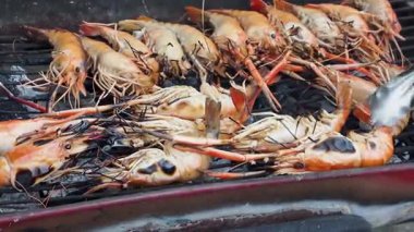 Izgara karides deniz ürünleri ızgara kabuklu deniz ürünleri sokak yemekleri mangal kömürü alevi, açık deniz ürünleri ızgarası, sıcak kömür.