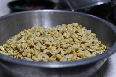 Nohut tanecikleri, çiğ metal kaseler, sarı baklagiller, mutfak hazırlıkları, Hint mutfağı, nohut ezmesi, bölünmüş nohut ve metal yığınları.