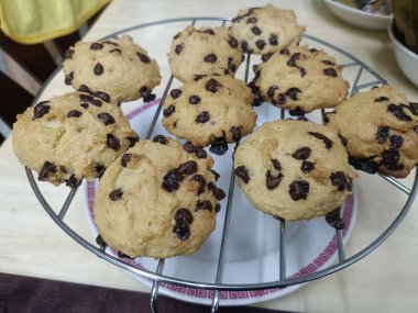 Ev yapımı çikolatalı kurabiye fırınlanmış tatlı teli yakın çekim altın rengi mutfak tatlı ev yapımı kurabiye soğutma kablosu