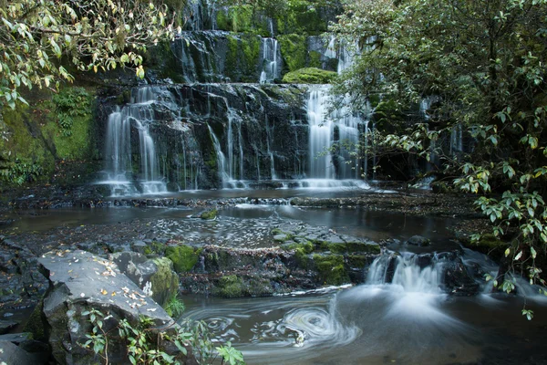 Vloeiende blootstelling @ waterval in Thailand — Stockfoto