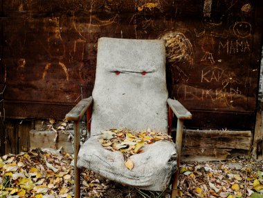 Eski kötü sandalye