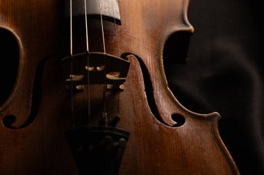 Eski ahşap bir kemanın yakın plan, metin için alanı olan siyah bir arkaplan karşı