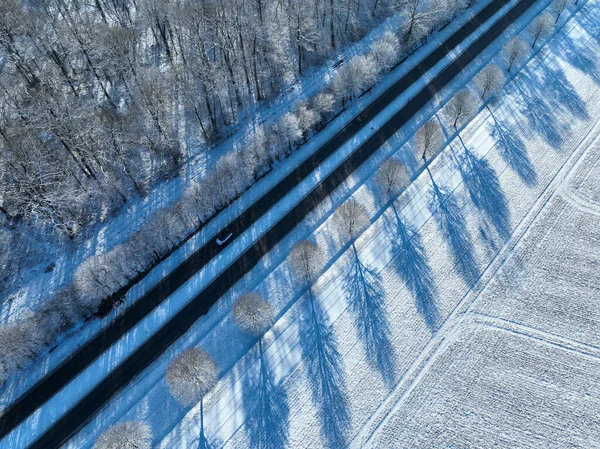 Hava görüntüsü karla kaplı bir yol geçidi gösteren İHA ile çekildi..