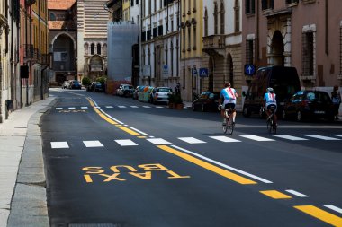 Yolda bisikletçiler var.