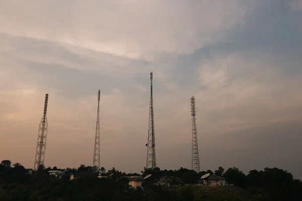 Mástil de telecomunicaciones Antenas de TV Tecnología inalámbrica — Foto de Stock