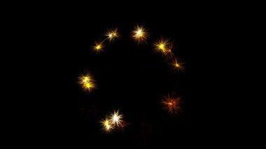 Altın kıvılcımlar parıldayan bir yay gibi dans ediyor. Derin, siyah bir boşluğa karşı sıcaklıkla atarlar.