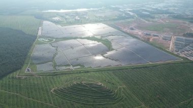 Yukarıdan görünen genişleyen güneş çiftliği