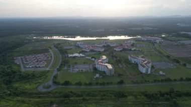 Sultan Abdul Halim Mu 'adzam' ın havadan görünüşü arka planda göllü Şah Uluslararası İslam Üniversitesi