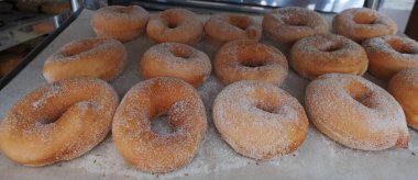 Kahvaltıda hamur işi ve kek kesiyorum.