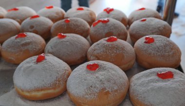 Kahvaltıda hamur işi ve kek kesiyorum.