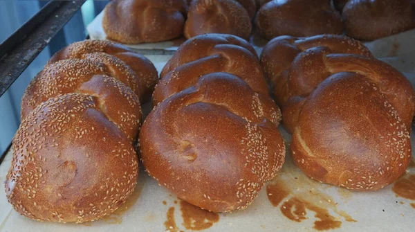 Kahvaltıda hamur işi ve kek kesiyorum.