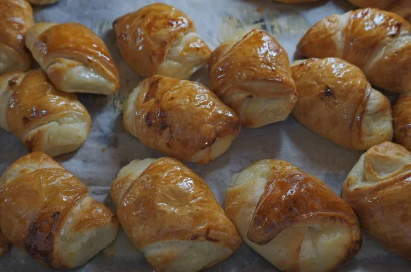 Kahvaltıda hamur işi ve kek kesiyorum.