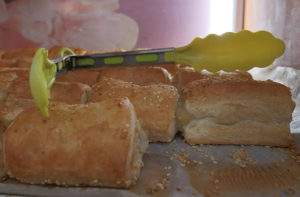 Kahvaltıda hamur işi ve kek kesiyorum.