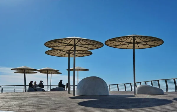 Tel Aviv 'de gezinti ve kumsal. Şubat.