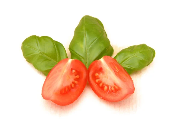Tomate fresco en rodajas con albahaca — Foto de Stock
