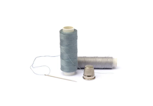 Needle, thimble, scissors, thread and knob — Stock Photo, Image