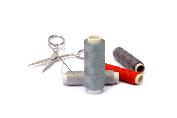 Needle, thimble, scissors, thread — Stock Photo, Image