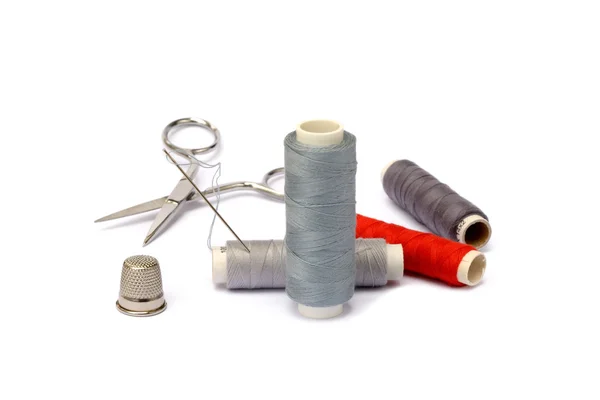 Needle, thimble, scissors, thread — Stock Photo, Image